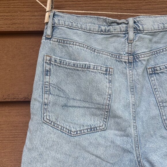 American Eagle Womens Skater Shorts Size 8 Light Wash Distressed Denim Ripped De - Picture 8 of 9